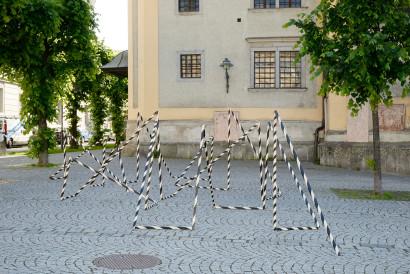 _DSC7623Linz Pfarrplatz Stangen gestreift